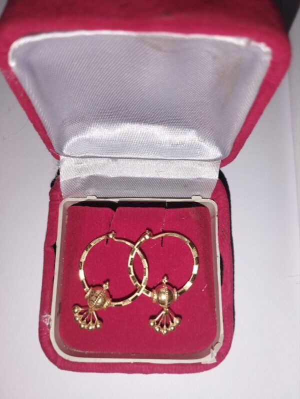 22ct. Hallmark gold ear ring.