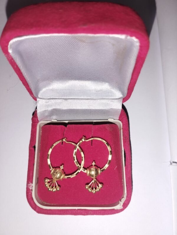 22ct. Hallmark gold ear ring.