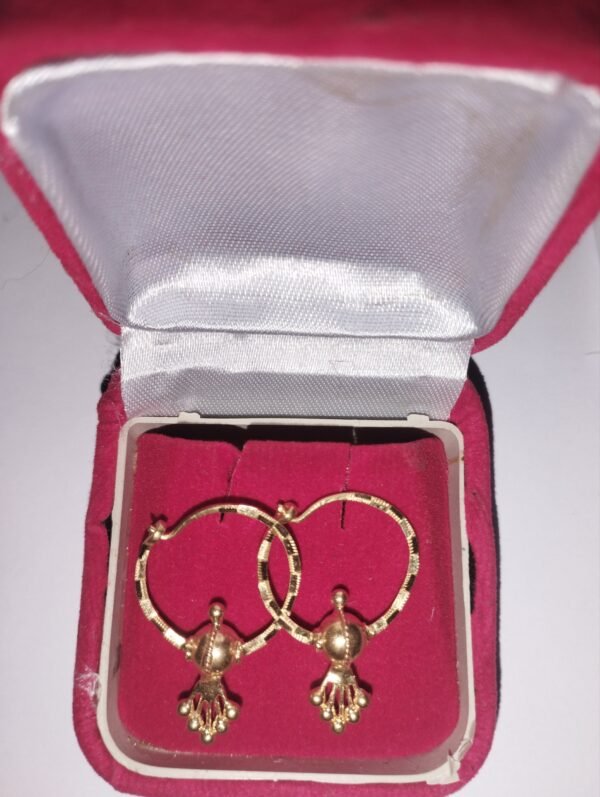 22ct. Hallmark gold earrings.