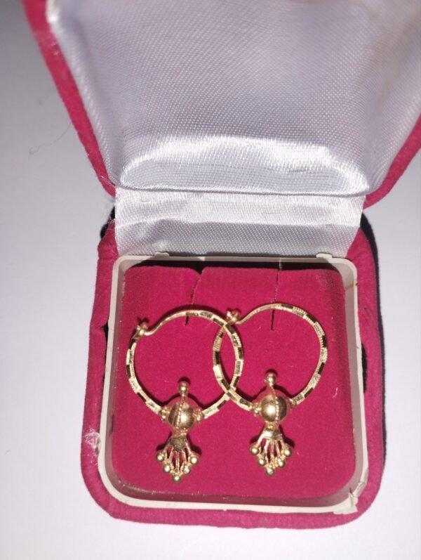 22ct. Hallmark gold earrings.