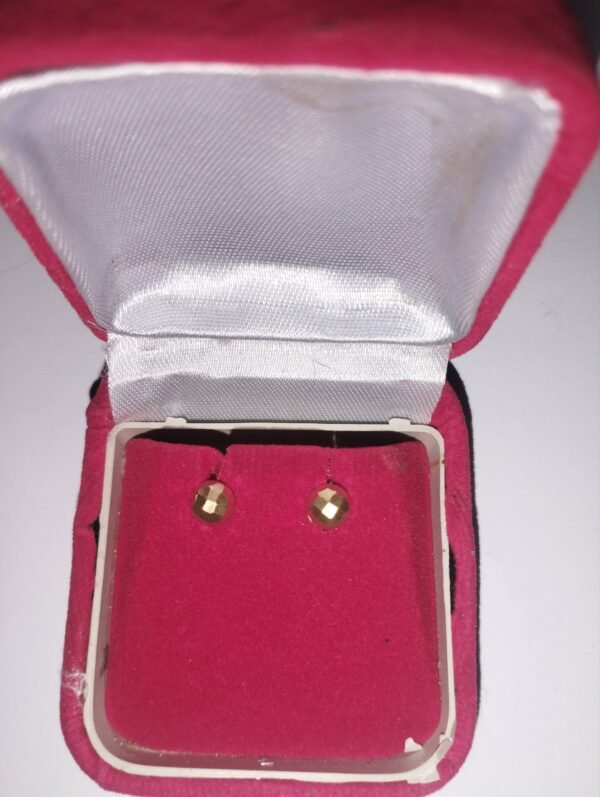 22ct. Hallmark gold ear tob.